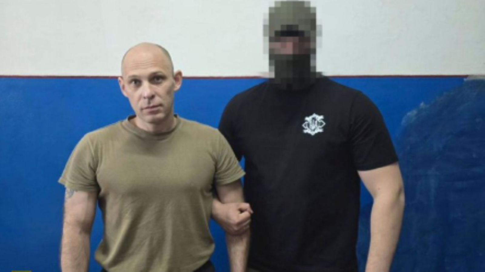 Ukraina on vanginnut venäläisen Sergei Tuzhilovin (kuvassa vasemmalla), joka kidutti ja teloitti ukrainalaisia sotavankeja.