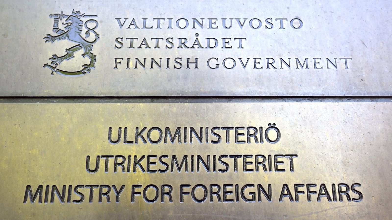 LK 1.7.2025 Suomen ulkoministeriön kyltti Merikasarmin seinässä Helsingin Katajanokalla 30. toukokuuta 2024.