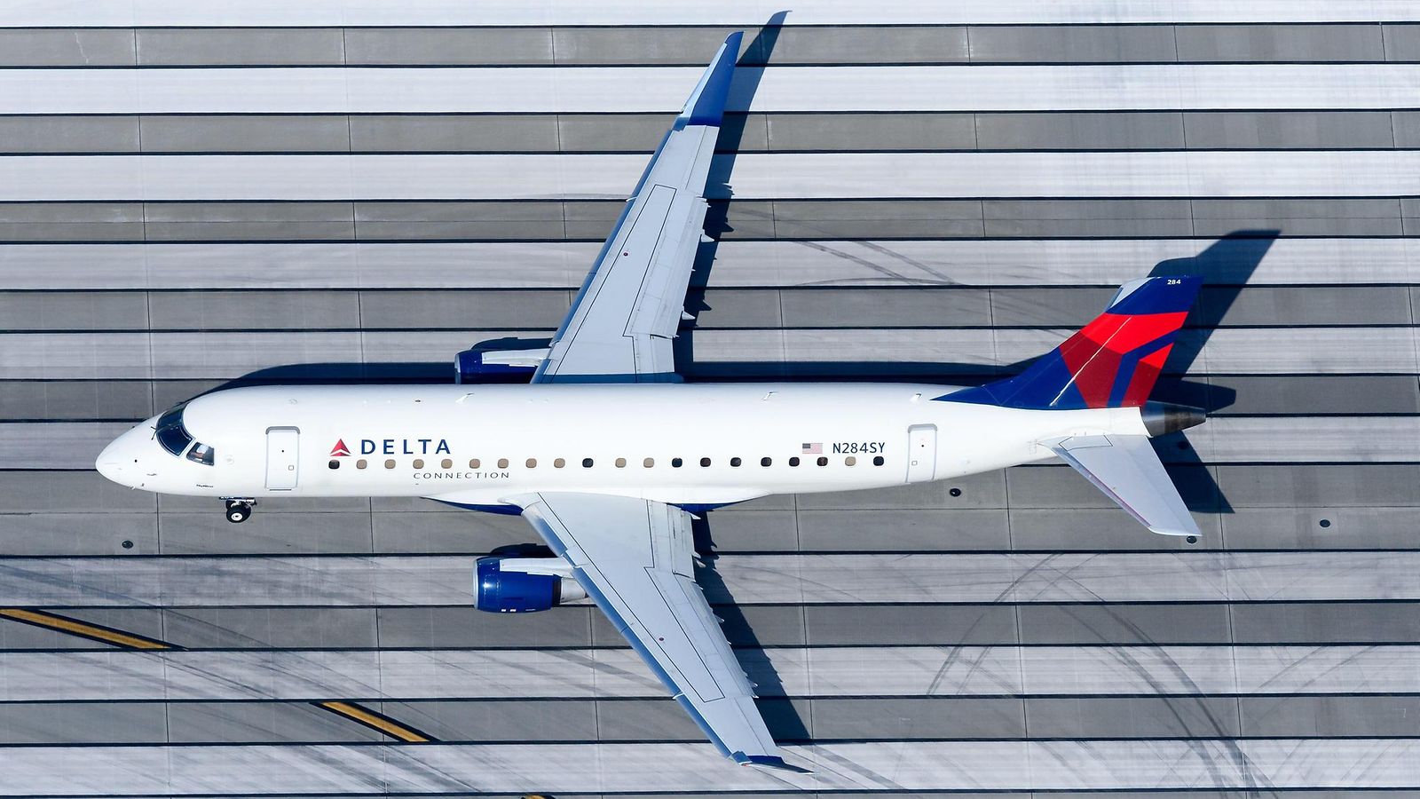 AOP Delta Connectionin Embraer ERJ-175 kiitotiellä.