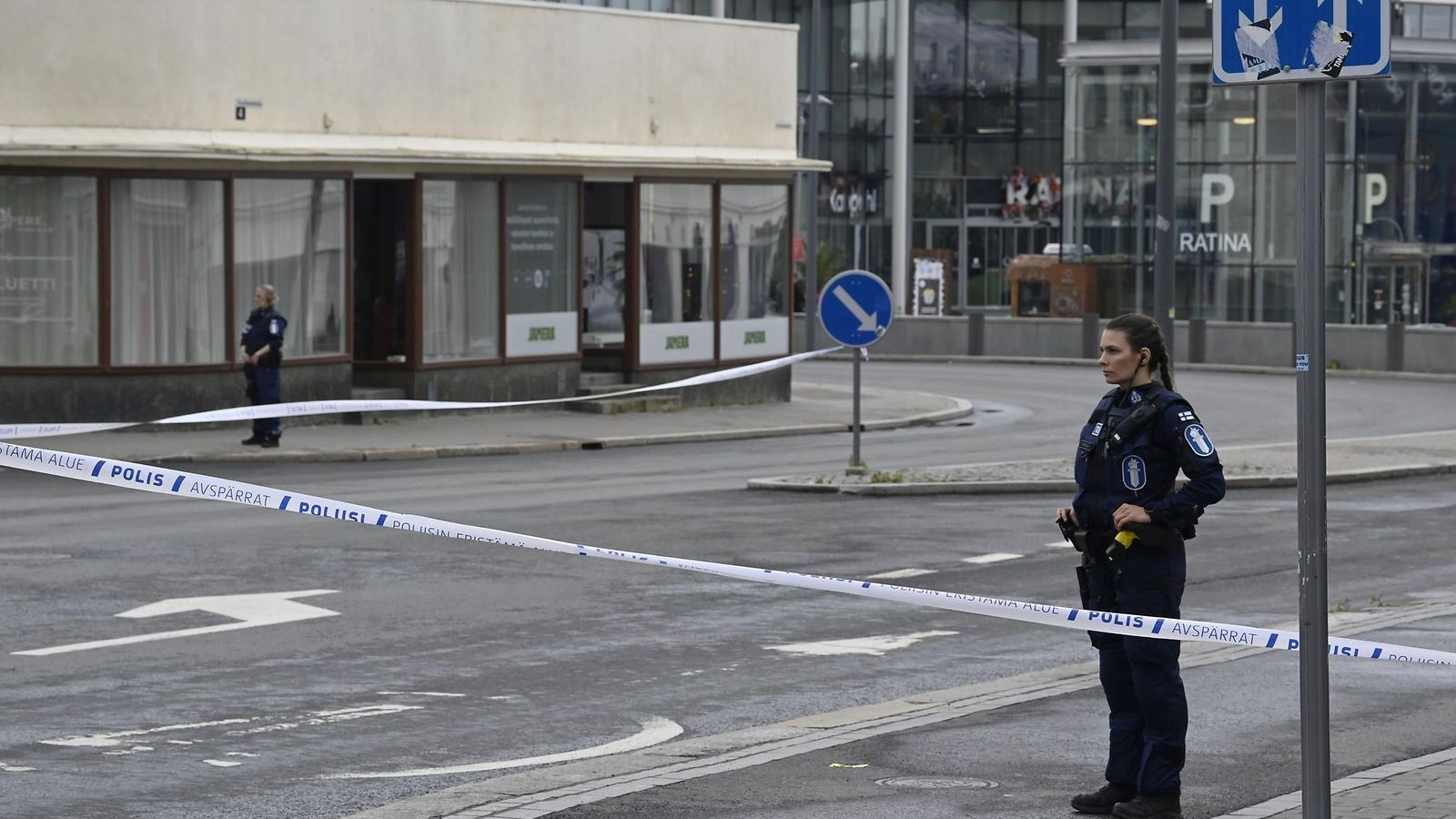 Poliisin eristämä alue kauppakeskuksen ulkopuolella Tampereella 3.7.25
