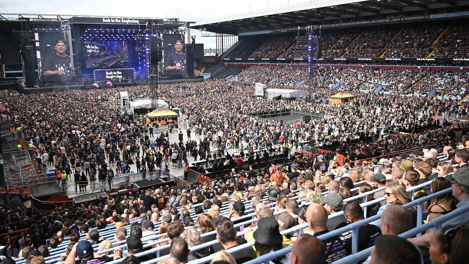 LK 6.7.2025 Villa Parkin yleisö katselemassa lämppäribändiä brittiläisen rock-yhtye Black Sabbathin ”Back to The Beginning” -konsertissa. Kyseessä oli Ozzy Osbournen viimeinen keikka Black Sabbathin keulakuvana.