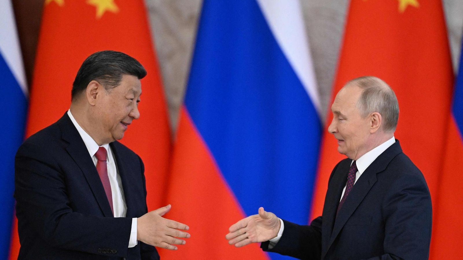 LK 6.7.2025 Venäjän presidentti Vladimir Putin ja hänen kiinalainen virkaveljensä Xi Jinping kättelevit Kremlissä Moskovassa 8. toukokuuta 2025