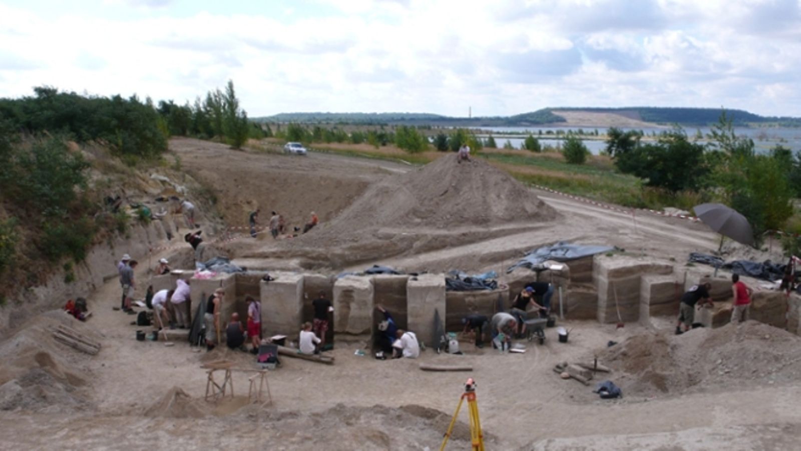 Neumark-Nord 2-2B:n kohdetta kaivettiin ympärivuotisesti vuosina 2004–2009. Tutkimuksiin osallistui kansainvälinen kenttäkoulu, johon kuului yhteensä yli 175 opiskelijaa.