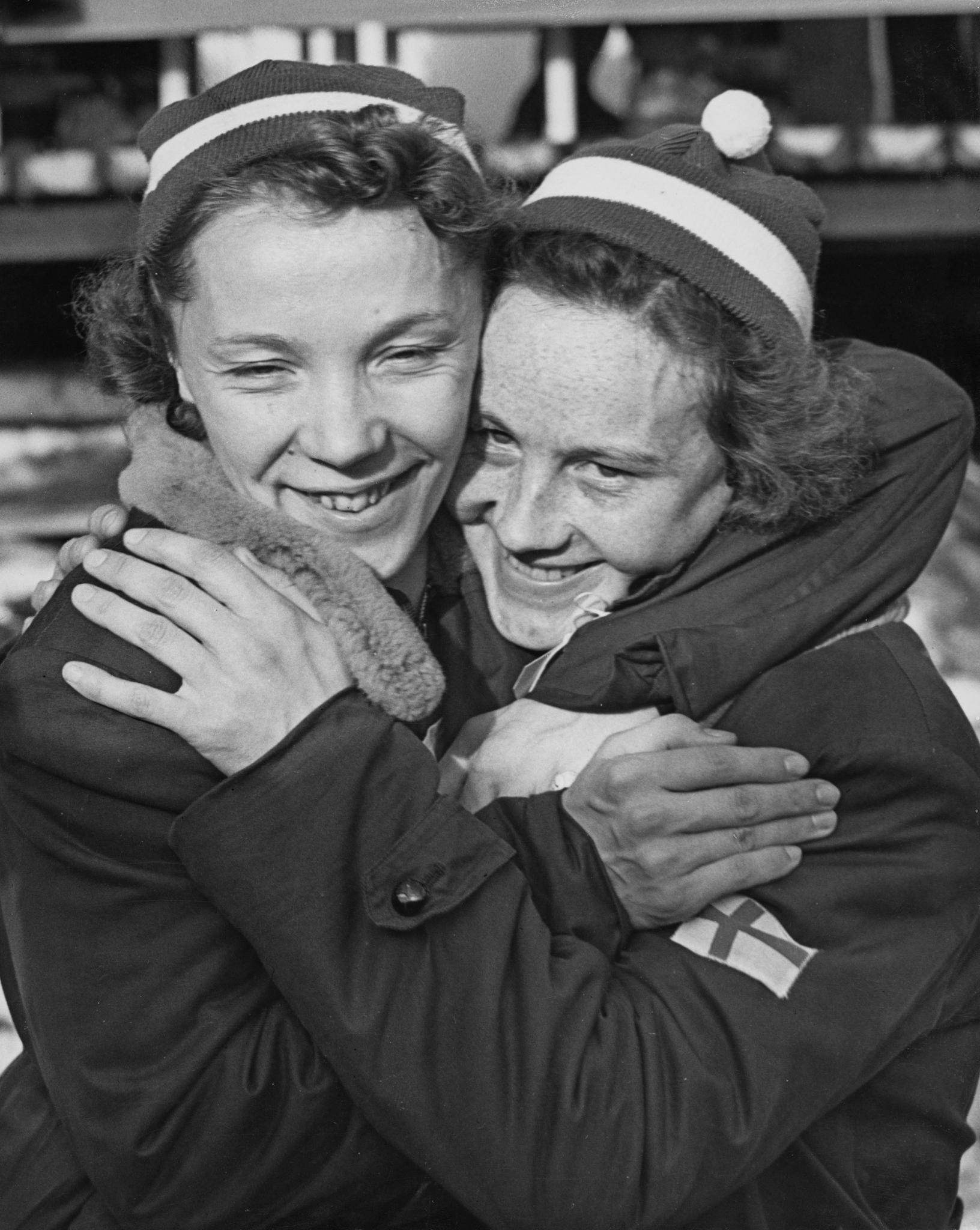 Tuore kultamitalisti Lydia Wideman (vas.) sai onnittelut Sirkka Polkuselta Oslon olympialaisissa vuonna 1952.