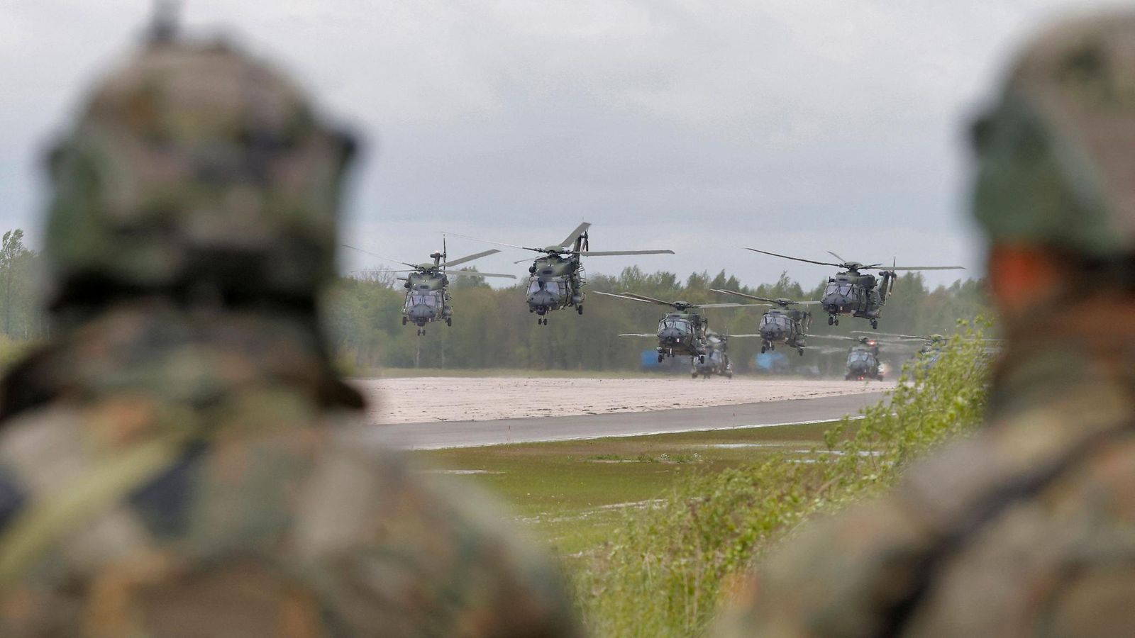 Saksan ilmavoimien helikoptereiden nousevan ilmaan Pajuostisin lentokentällä Panevėžysissa, Liettuassa 6. toukokuuta 2025 "Griffin Lightning 2025" -sotaharjoitusten aikana