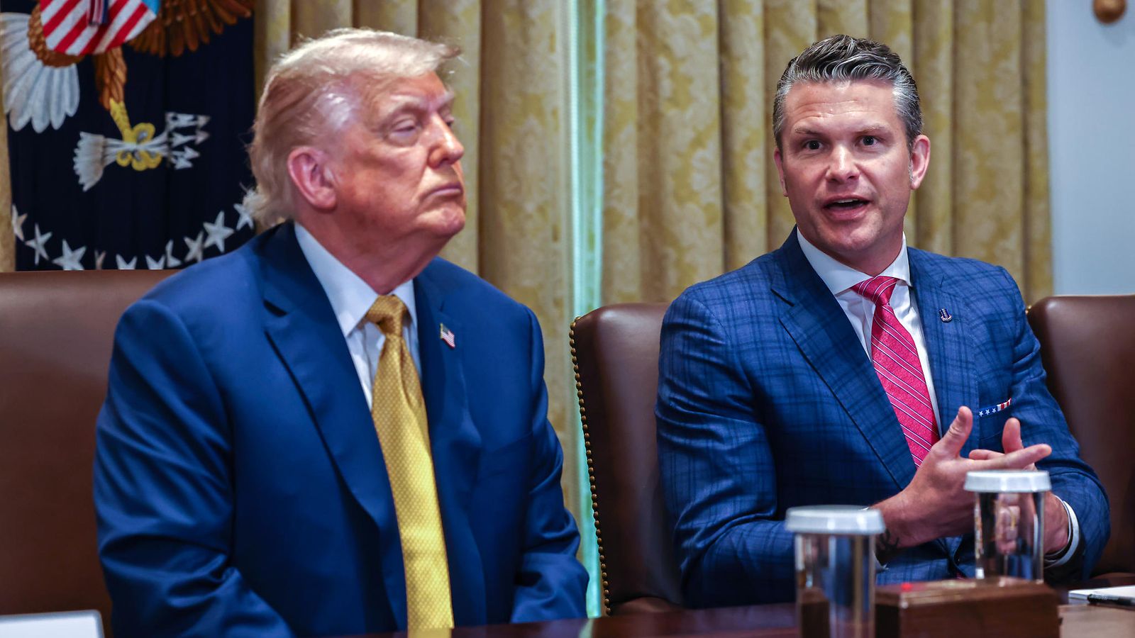 Donald Trump ja Pete Hegseth kabinettitapaamisessa Valkoisessa talossa 8. heinäkuuta 2025
