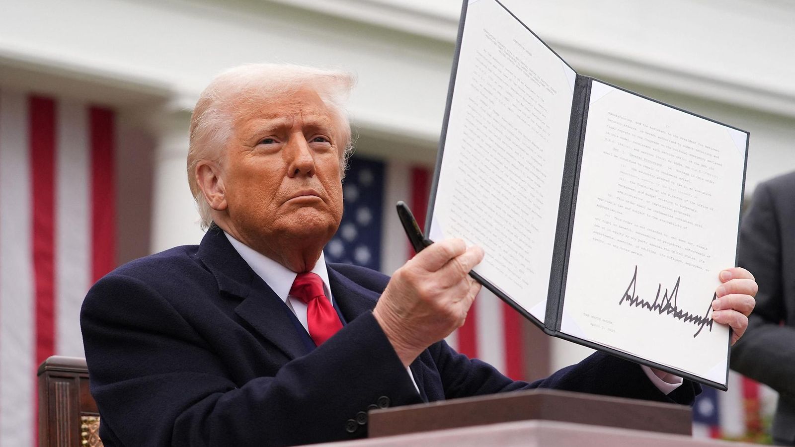LK 080725 Trump allekirjoitti tullimääräyksen 2. huhtikuuta 2025