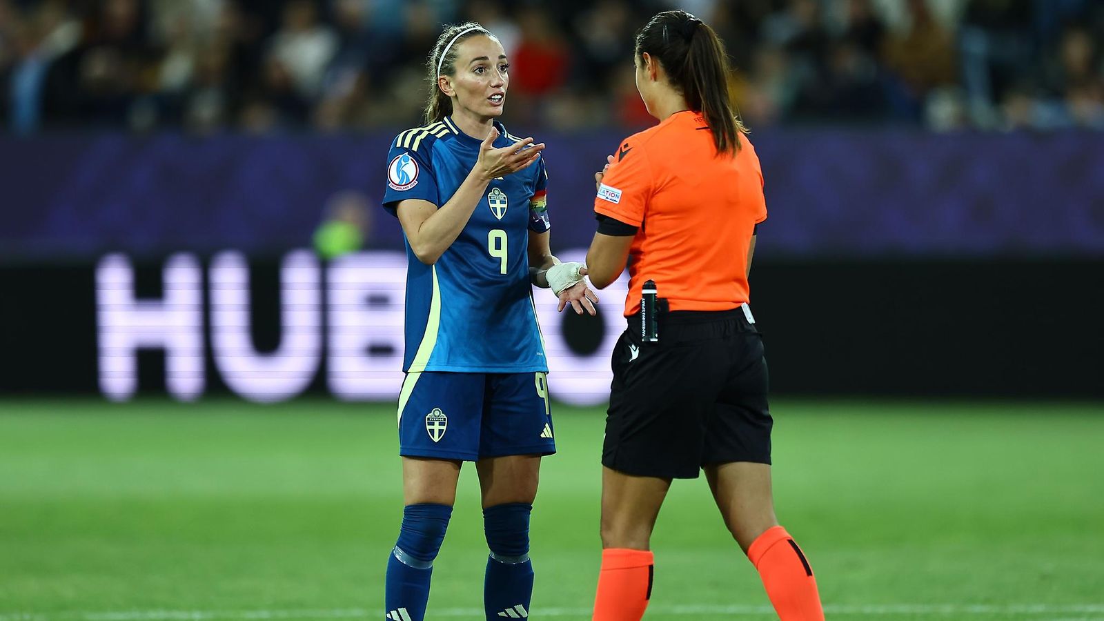 Kosovare Asllani oli vahvasti eri mieltä erotuomari Maria Ferrieri Caputin tuomiosta.