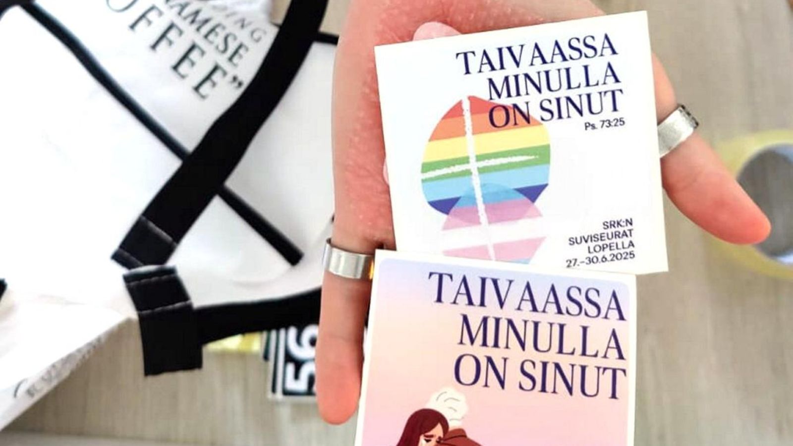 Vanhoillislestadiolaisten herätysliikkeestä lähteneet Essi Mutanen ja Senja Myllymäki saivat ennen Suviseuroja idean – he halusivat jakaa tapahtumassa tarroja, joilla puolustetaan seksuaali- ja sukupuolivähemmistöjen oikeuksia.