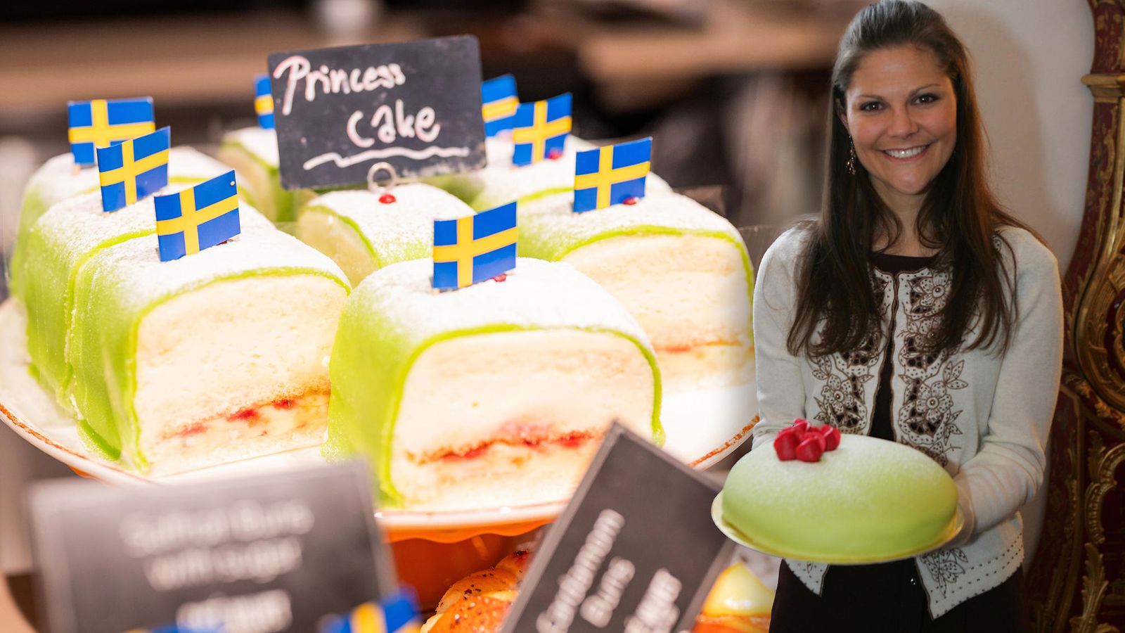 Oikealla kruununprinsessa Victoria prinsessakakun kanssa nimipäivänään 2006