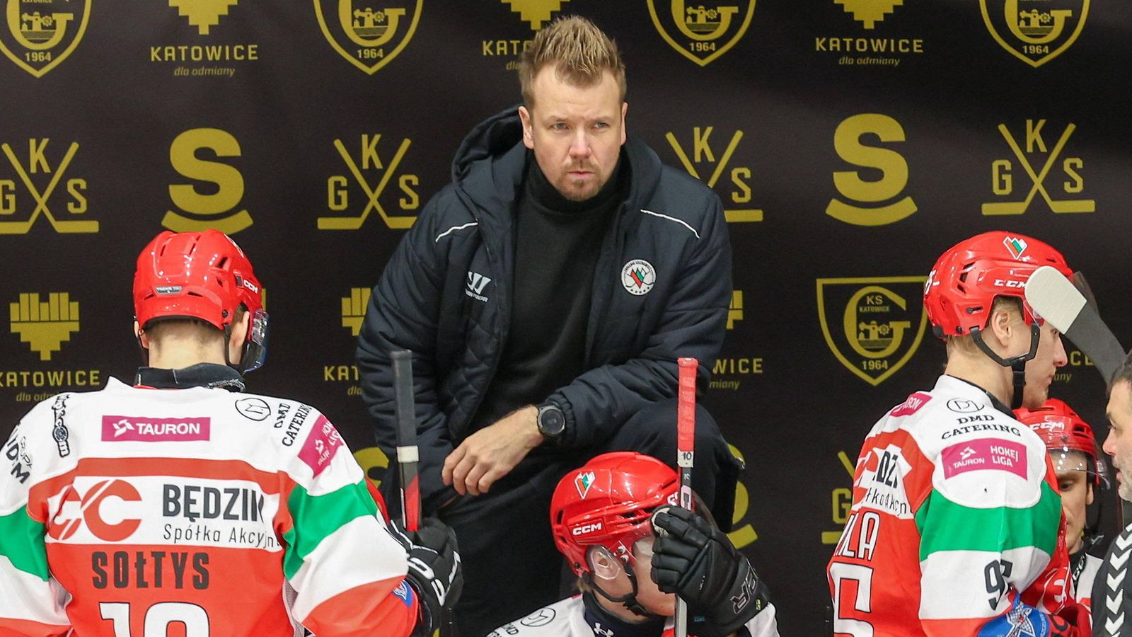 Matias Lehtonen Zaglebie Sosnowiecin penkin takana tammikuussa 2025.