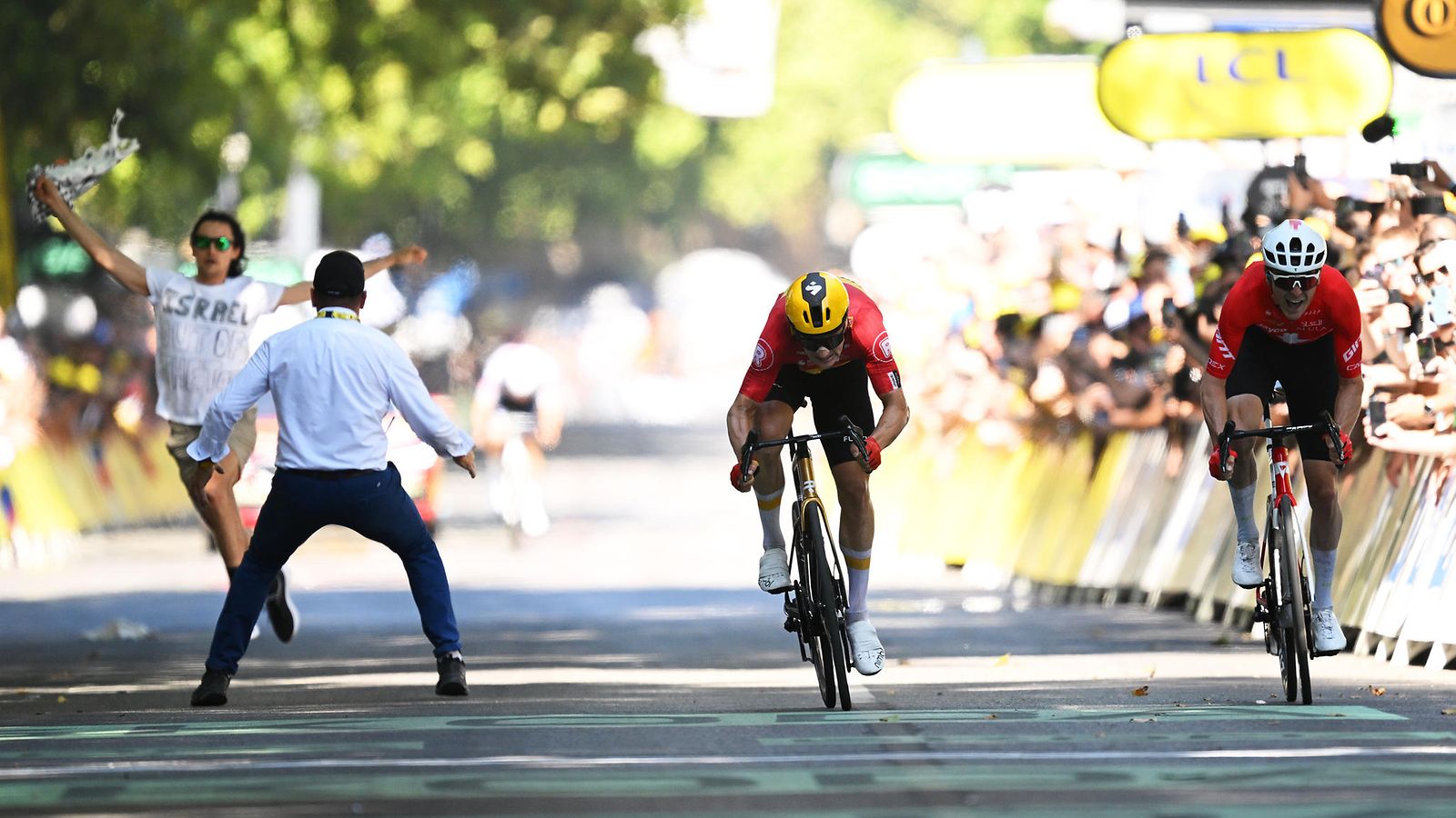Tour de Francen 11. etapin maalisuoralla nähtiin kaaosta.