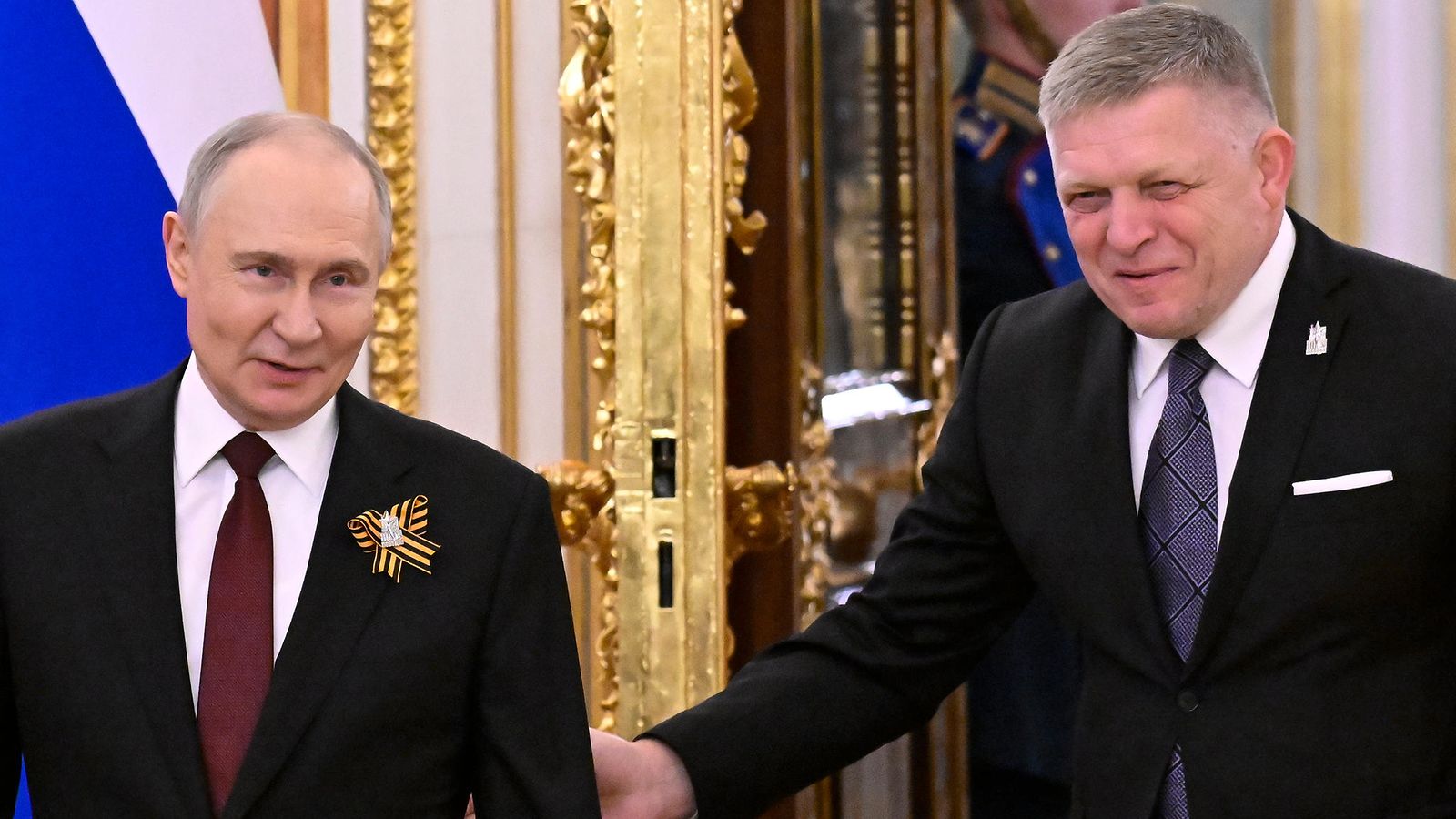 Hymyilevä Robert Fico pitää kättään Vladimir Putinin selällä.