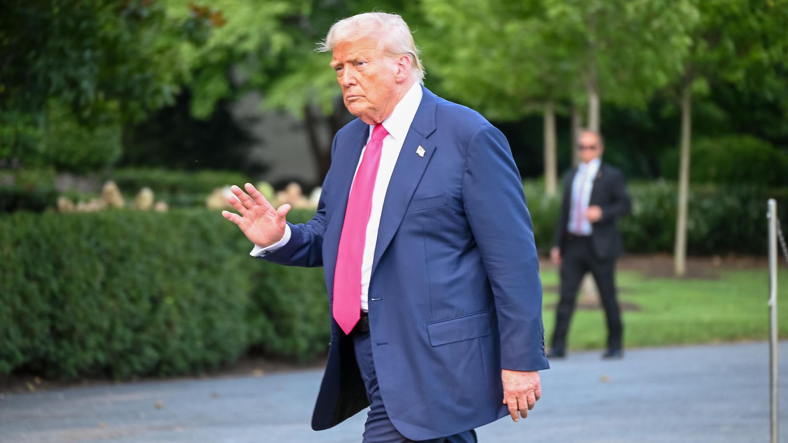 Trump vilkuttaa kameroille.