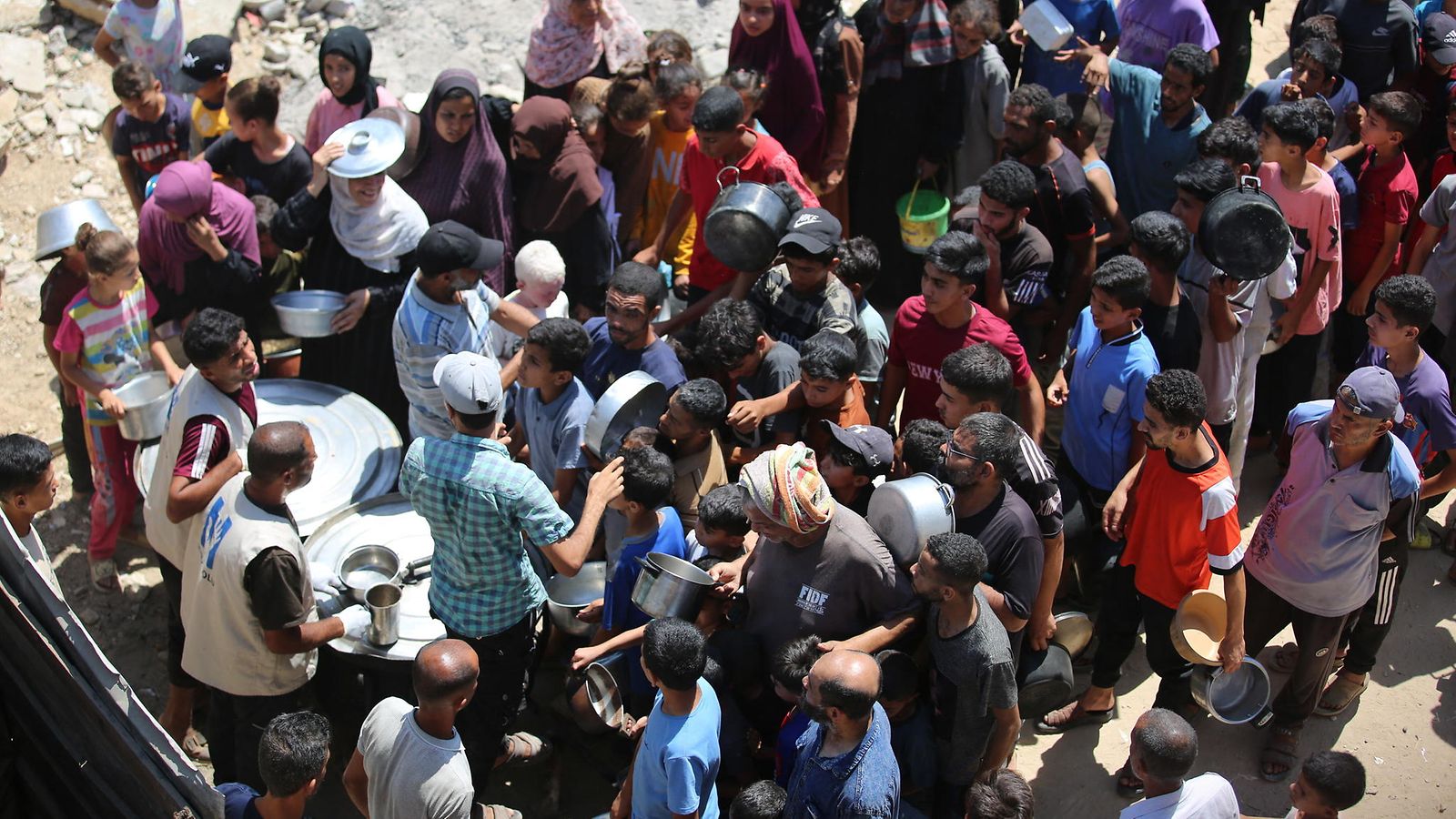 Palestiinalaisia hakemassa ruoka-apua Deir al-Balahin alueella Gazassa