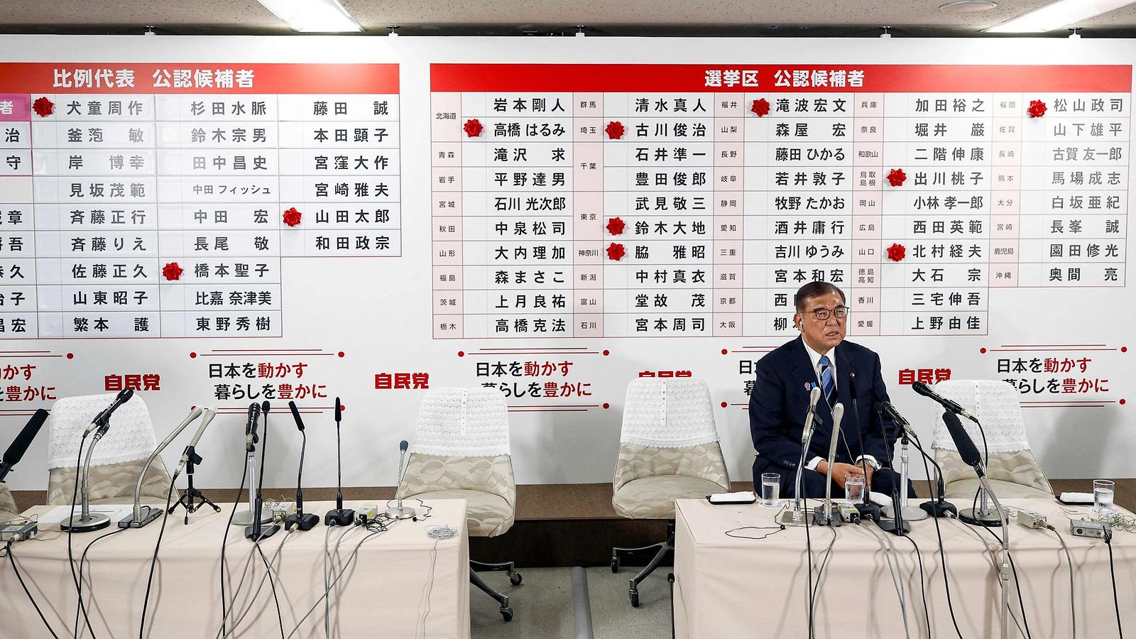 Japanin pääministeri Shigeru Ishiba puhuu medialle ääntenlaskentakeskuksessa Liberaalidemokraattisen puolueen (LDP) päämajassa Tokiossa 20. heinäkuuta 2025