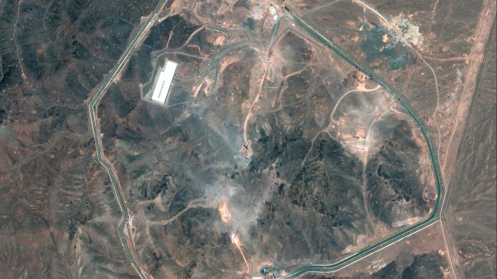Satelliittikuva 1. heinäkuuta 2025 Iranin Fordowin uraanin rikastuslaitoksesta Qomin kaupungin koillispuolella