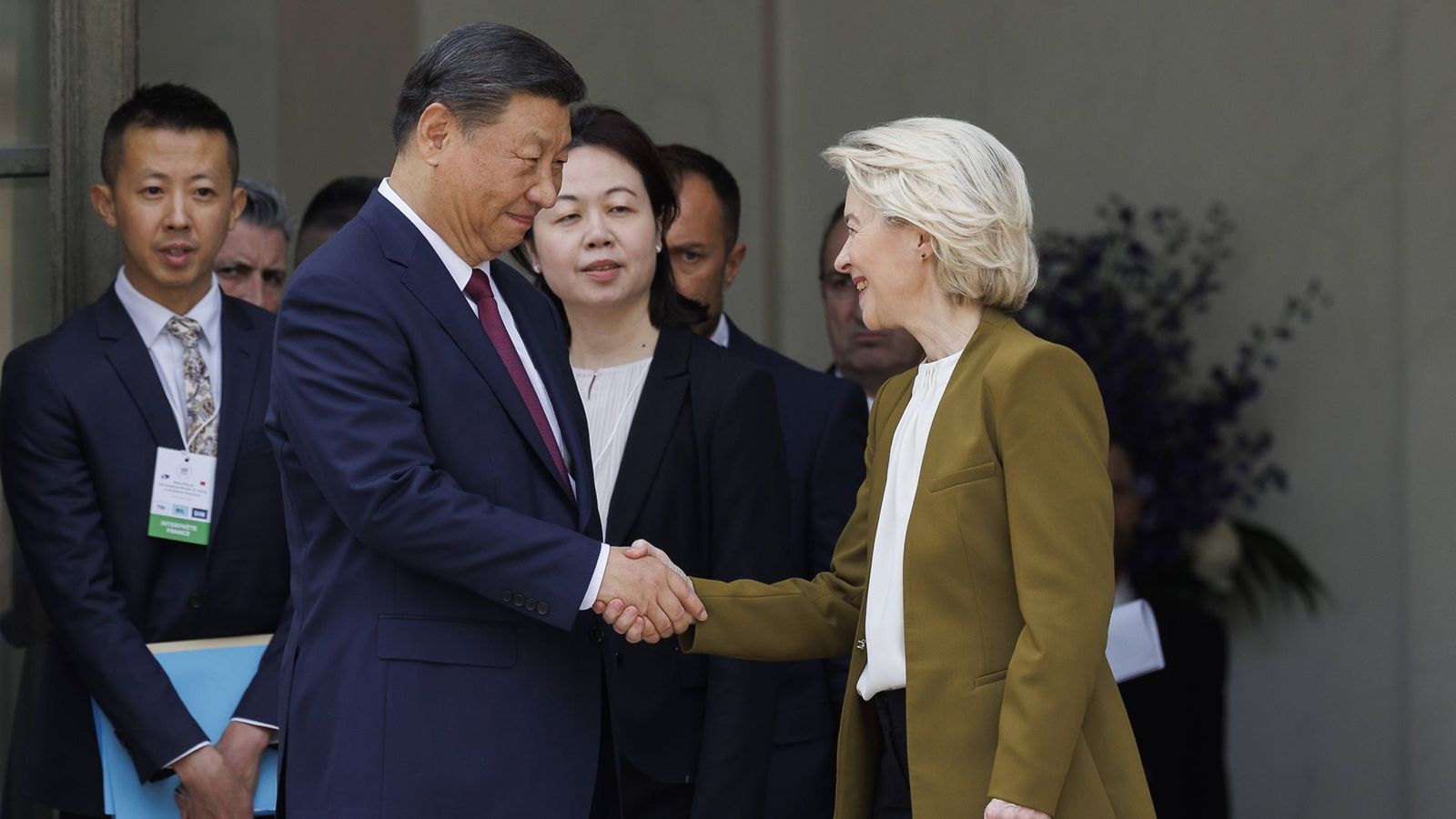 Xi ja Von der Leyen kättelevät hymyillen.