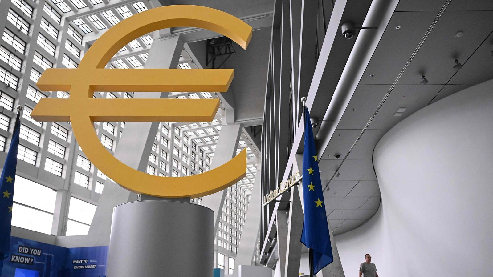 : Euroopan keskuspankki on ennakko-odotusten mukaisesti jättänyt ohjauskorkonsa ennalleen.