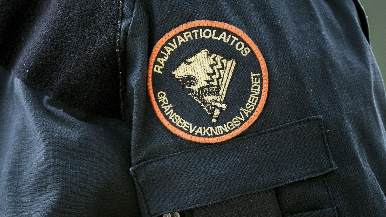 Aitahankkeen Kaakkois-Suomen alueen yhteyshenkilö asiantuntija everstiluutnantti Esa Veikkanen itärajan esteaidan mediatilaisuudessa Lappeenrannan Nuijamaan rajanylityspaikan läheisyydessä 21. toukokuuta 2025.