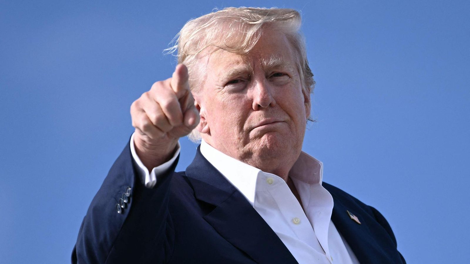 Yhdysvaltain presidentti Donald Trump nousemassa koneeseen Skotlannissa 29. heinäkuuta 2025