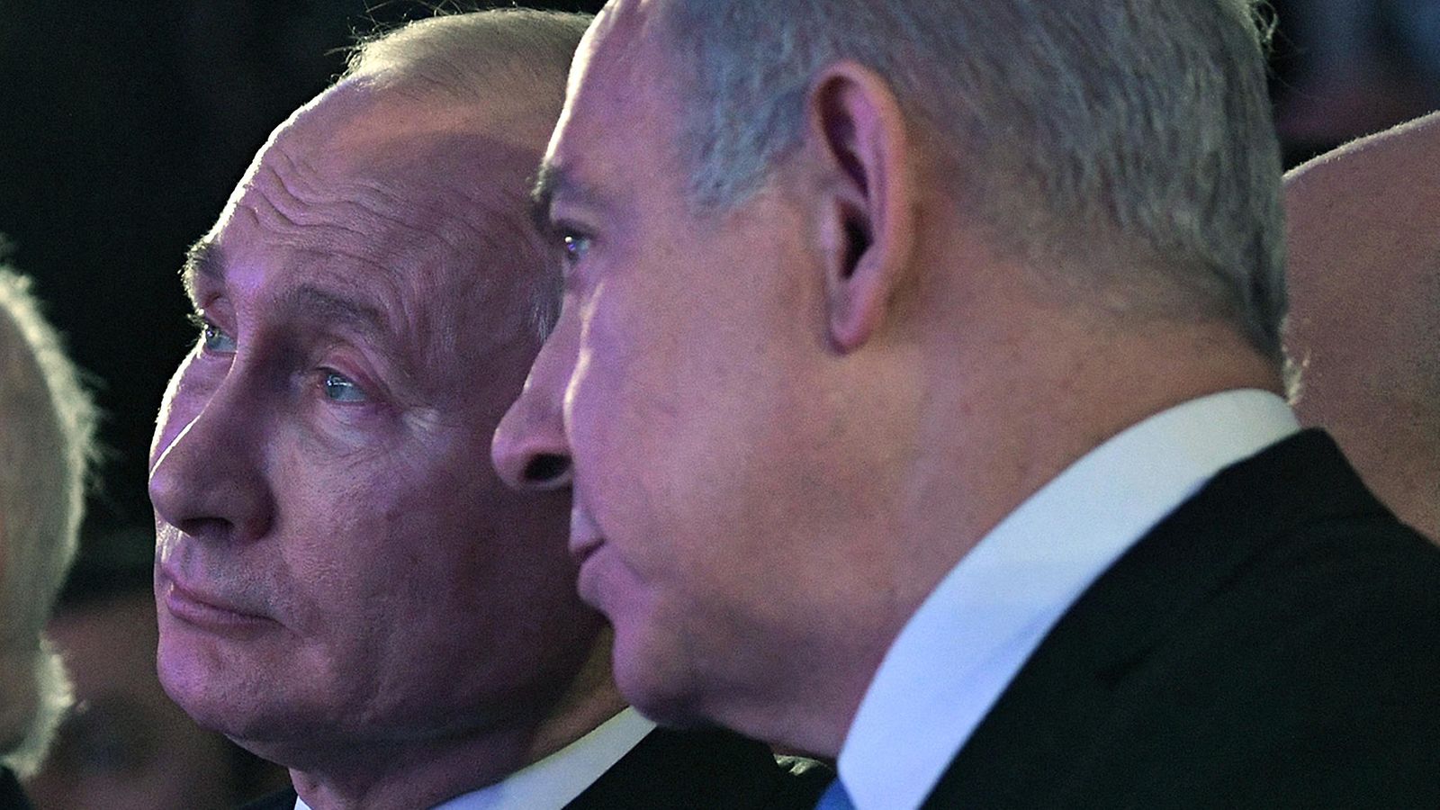Netanjahu puhuu vieressään olevalle Putinille.