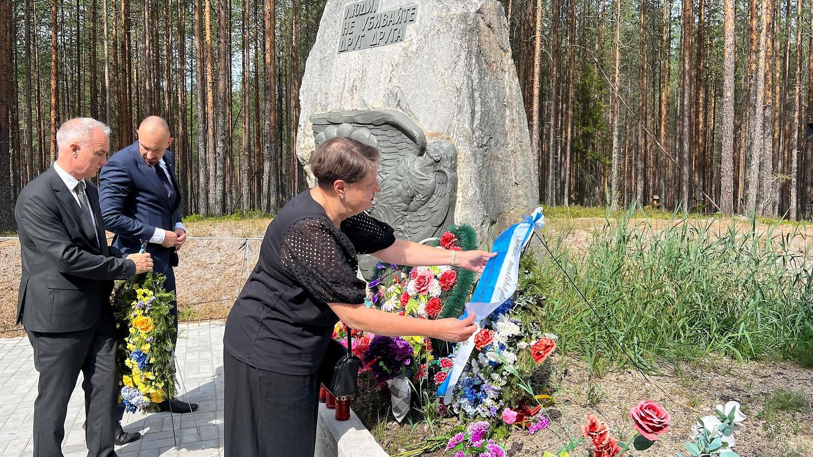 Marja Liivala laskee muistoseppeleen Stalinin vainojen uhrien muistomerkille.