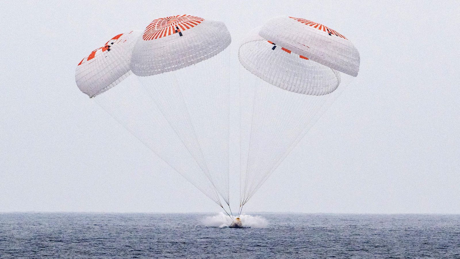 SpaceX:n Dragon-avaruuskapseli laskeutui Maahan 9.8.2025