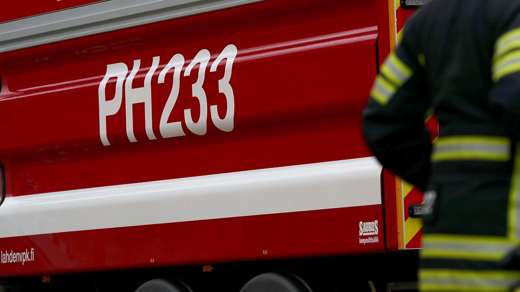 Suuri varastorakennus palaa Järvenpäässä