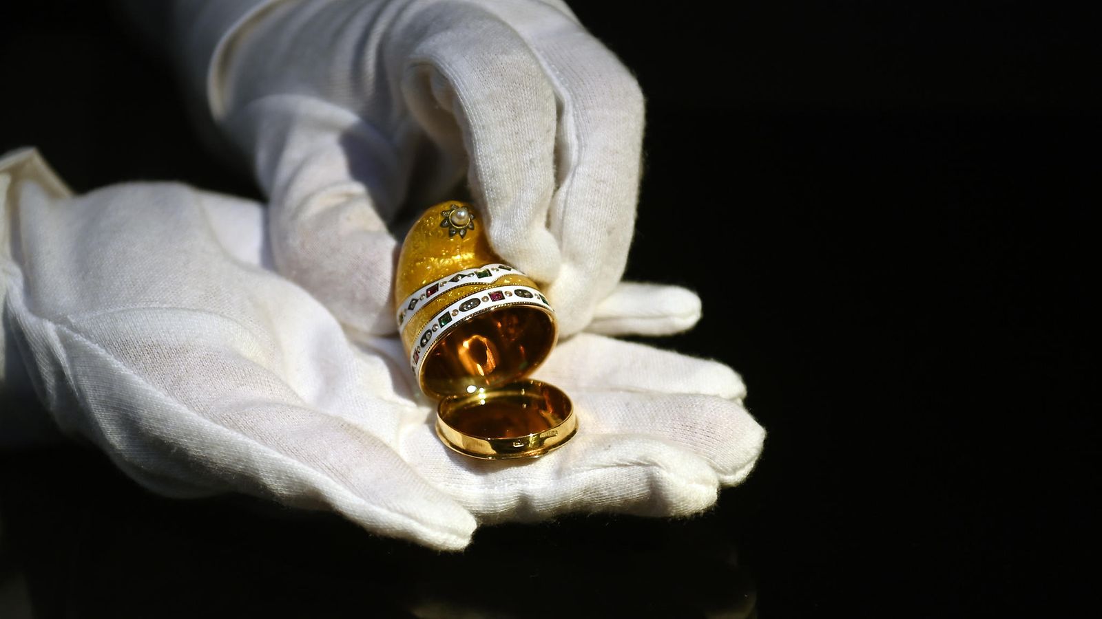 AOP Karl Fabergén kultamuna Lontoossa Britanniassa 25. marraskuuta 2021.