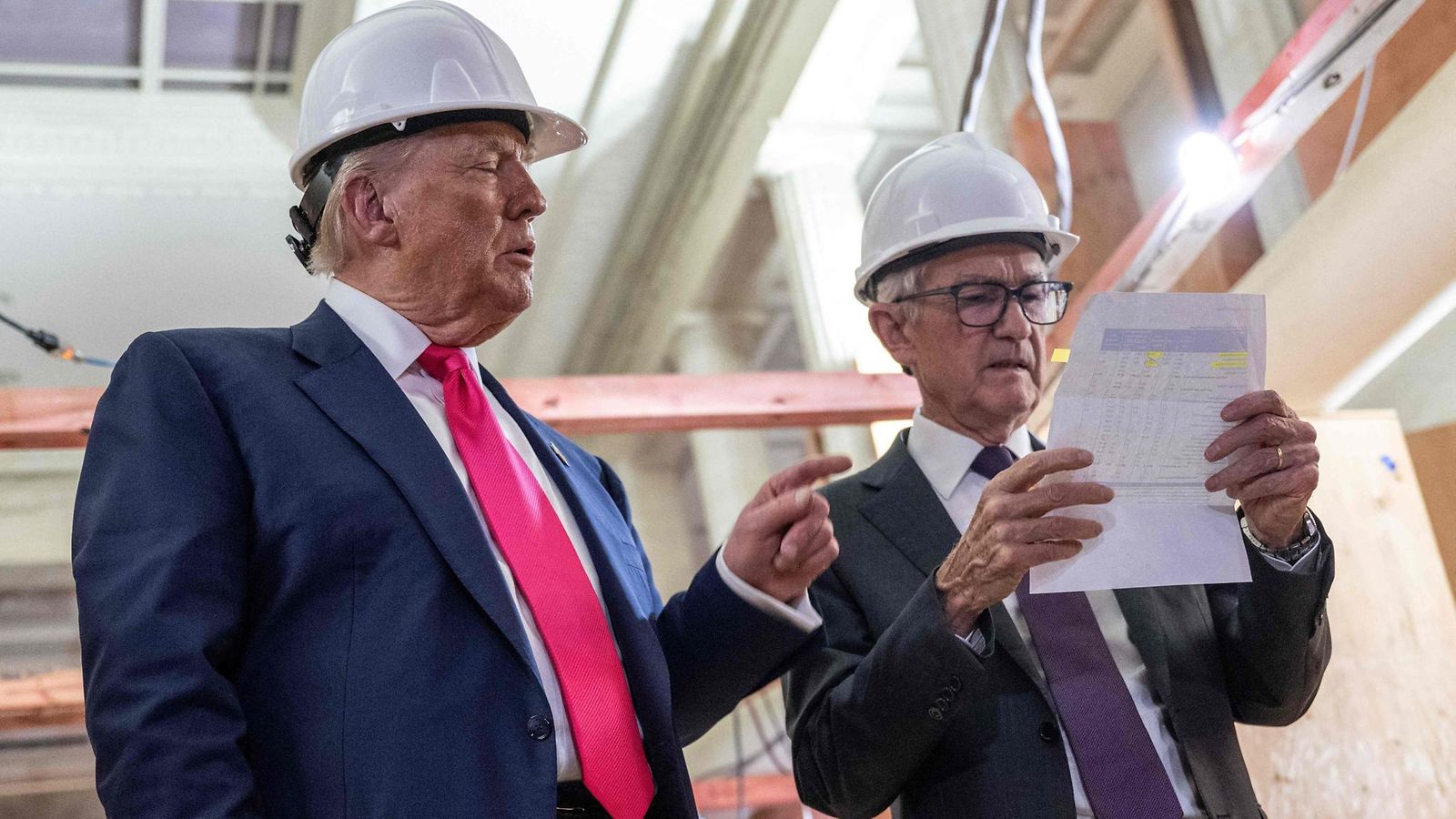 LK 12.8.2025 Yhdysvaltain presidentti Donald Trump ja keskuspankin pääjohtaja Jerome Powell (oik.) Washingtonissa 24. heinäkuuta 2025.