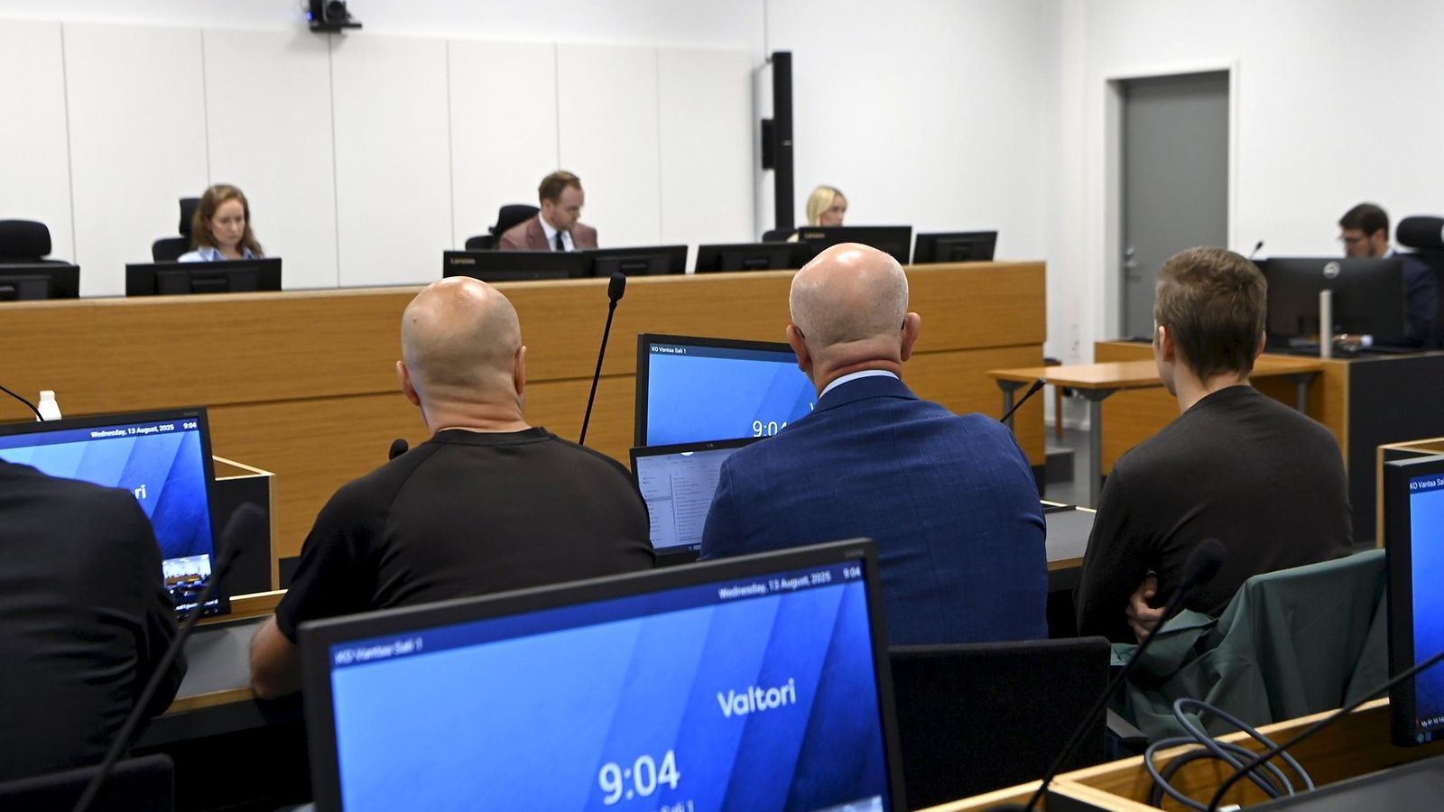 Kahdelle poliisille syyte nuoren miehen hylkäämisestä tien varteen - käräjäkäsittely