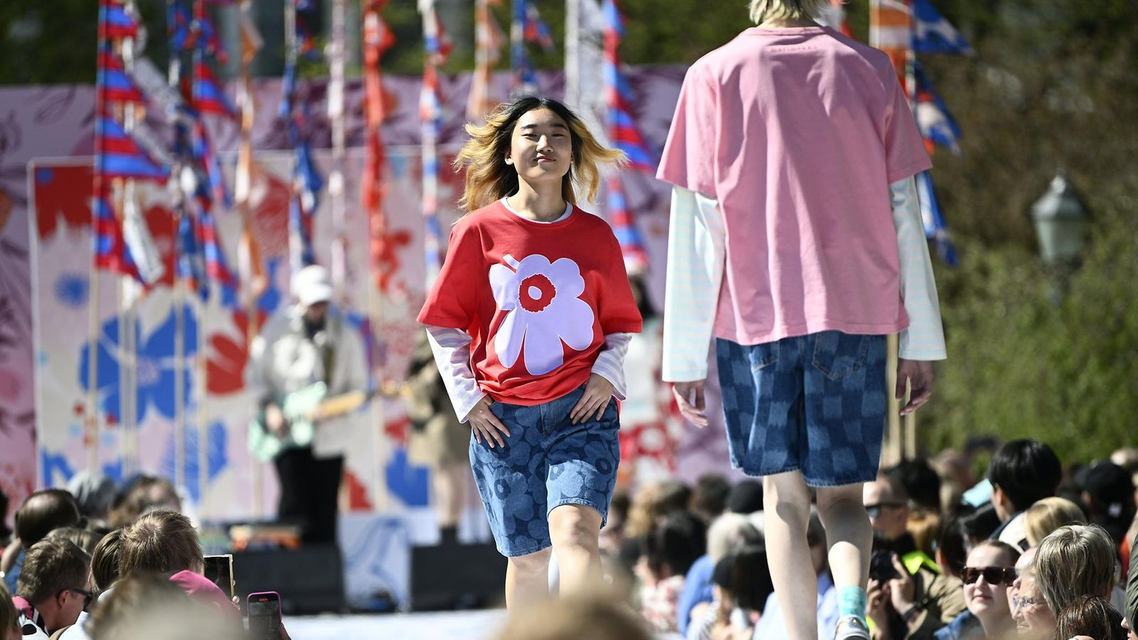 LK 14.8.2025 Malleja catwalkilla Marimekko-päivän muotinäytöksessä Esplanadin puistossa Helsingissä 16. toukokuuta 2025.