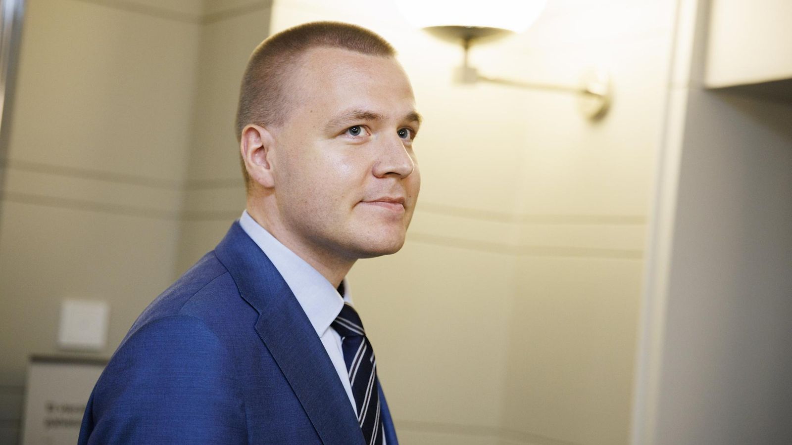 Eemeli Peltonen kuvattuna Eduskuntatalon käytävillä.