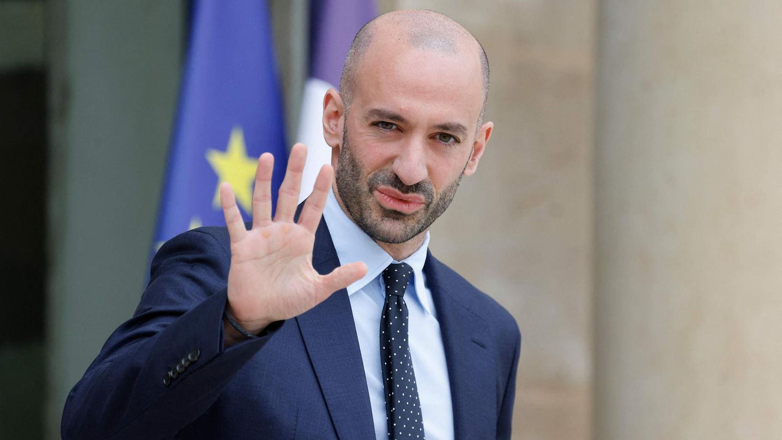 Ranskan Eurooppa-ministeri Benjamin Haddad vilkutti poistuessaan presidentin Elysee-palatsista Pariisissa 16. huhtikuuta 2025.