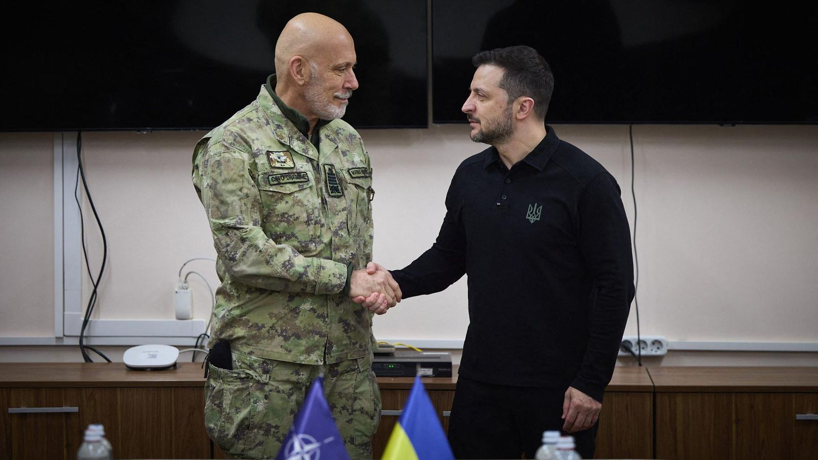 Presidentti Volodymyr Zelensky (oik.) ja Naton sotilaskomitean puheenjohtaja Giuseppe Cavo Dragone (vas.) kättelevät toisiaan tapaamisessa salaisessa paikassa Ukrainassa helmikuussa 2025.