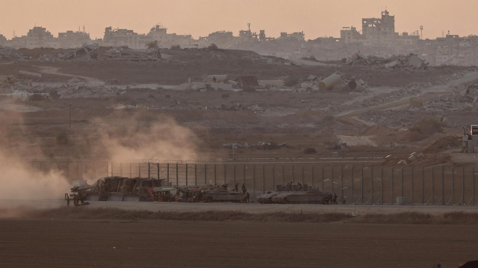 Israelin panssarivaunuja Israelin ja Gazan rajalla 19. elokuuta 2025.