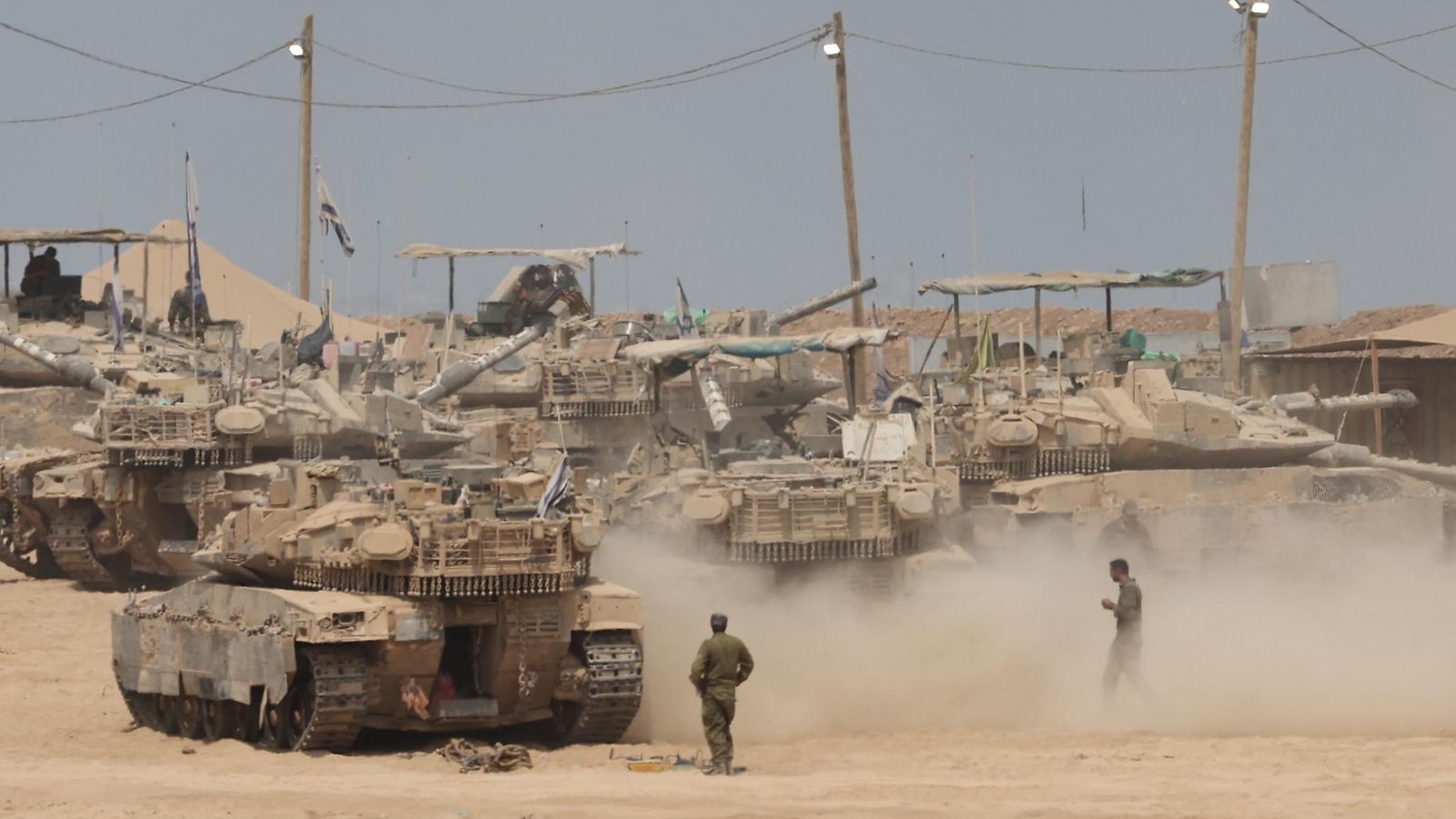 Israelin panssariajoneuvoja lähellä Gazan rajaa Israelissa 12. elokuuta 2025.