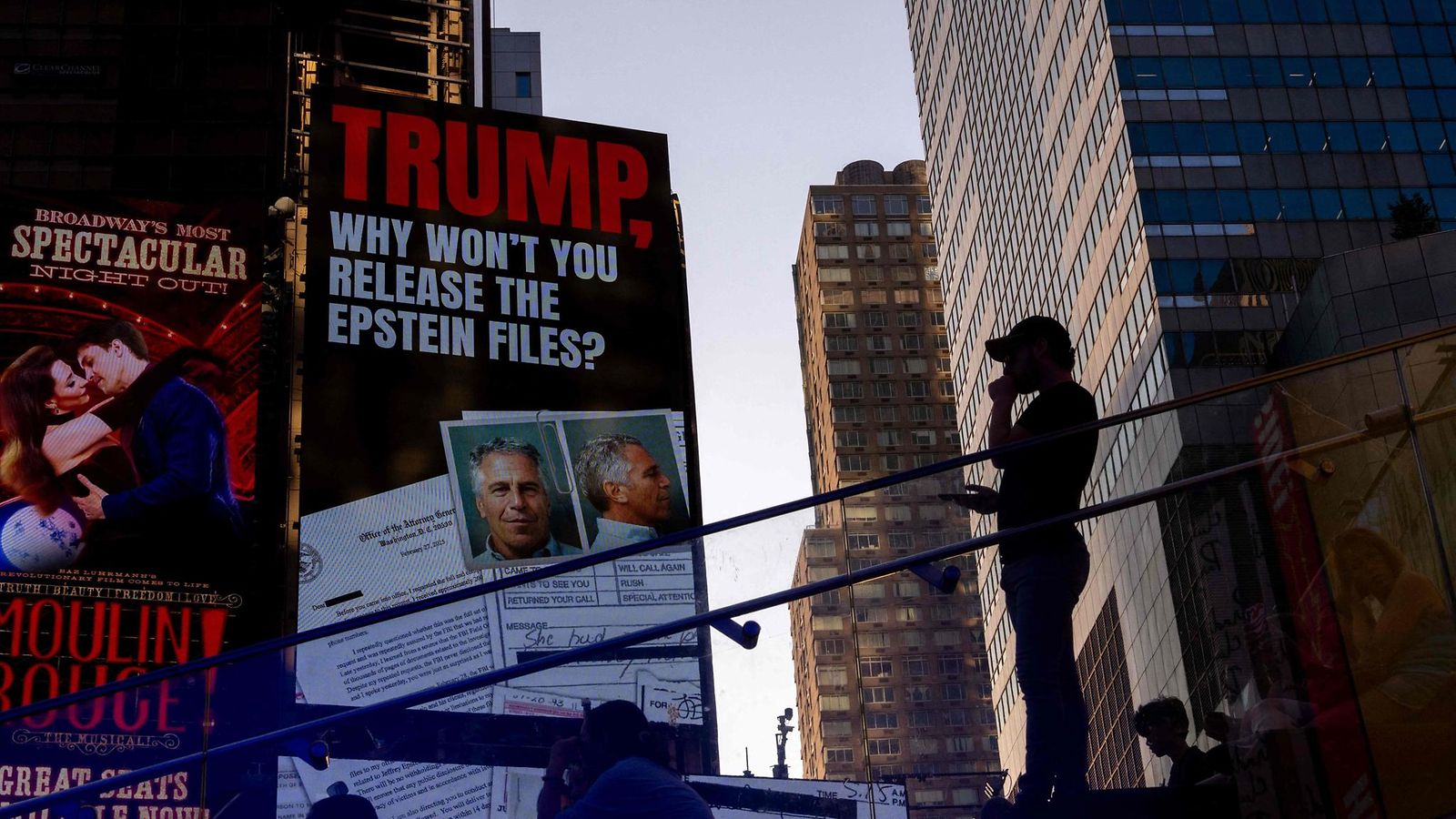 Times Squarella oleva mainostaulu vaatii Epsteiniin liittyvien pöytäkirjojen julkaisemista 23. heinäkuuta 2025 New Yorkissa.