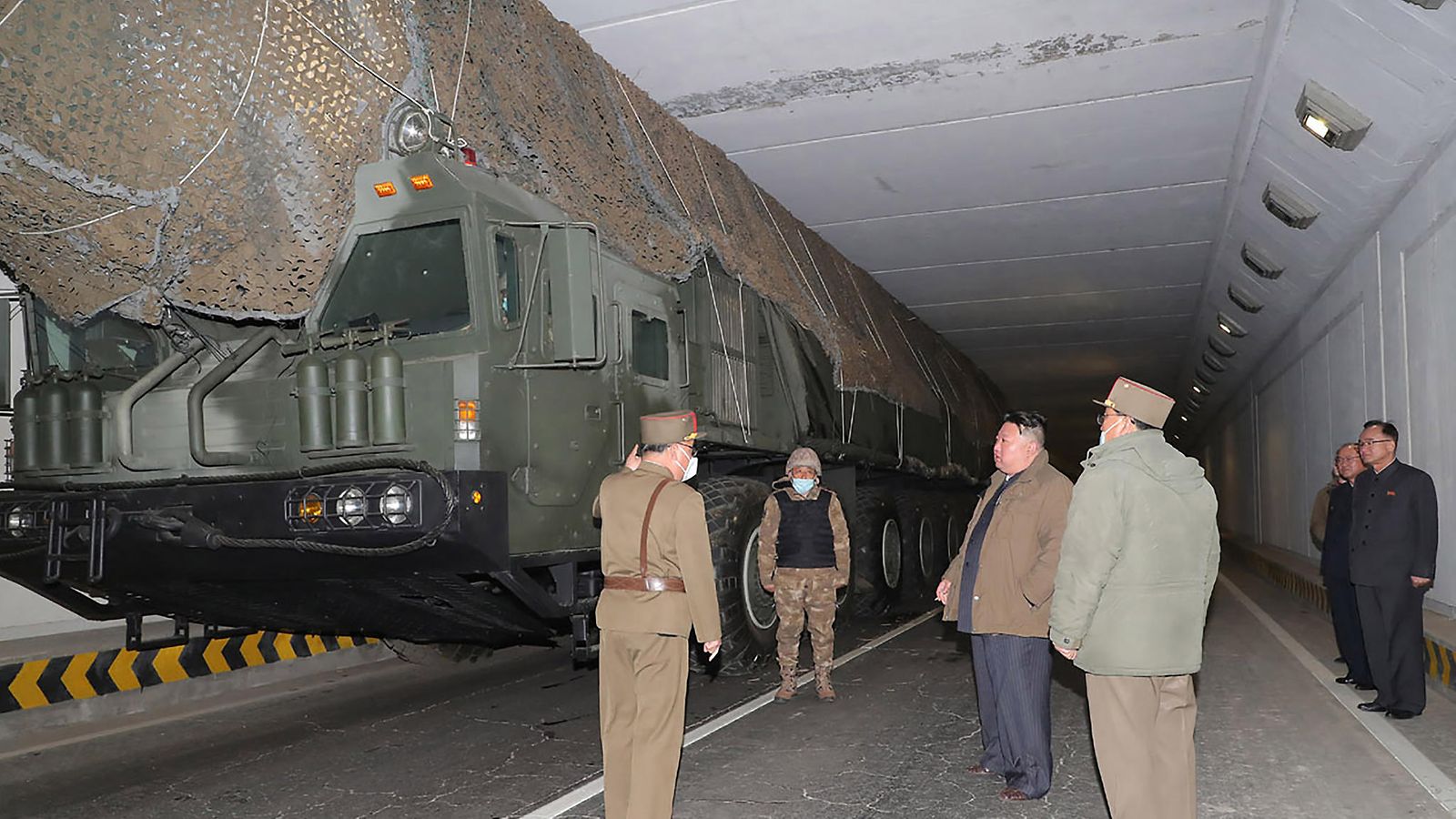 Pohjois-Korean hallituksen toimittamassa kuvassa johtaja Kim Jong Un tarkastaa Hwasong-18 mannertenvälistä ballistista ohjusta 13. huhtikuuta 2023 tuntemattomassa paikassa Pohjois-Koreassa.