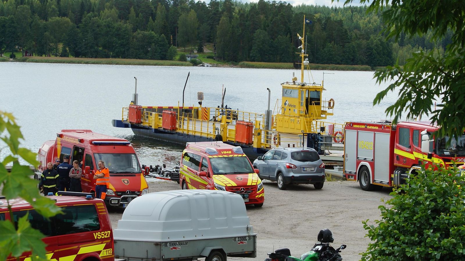 Henkilöauto ajautui mereen Kokkilan lossilla Salossa 22.8.2025.