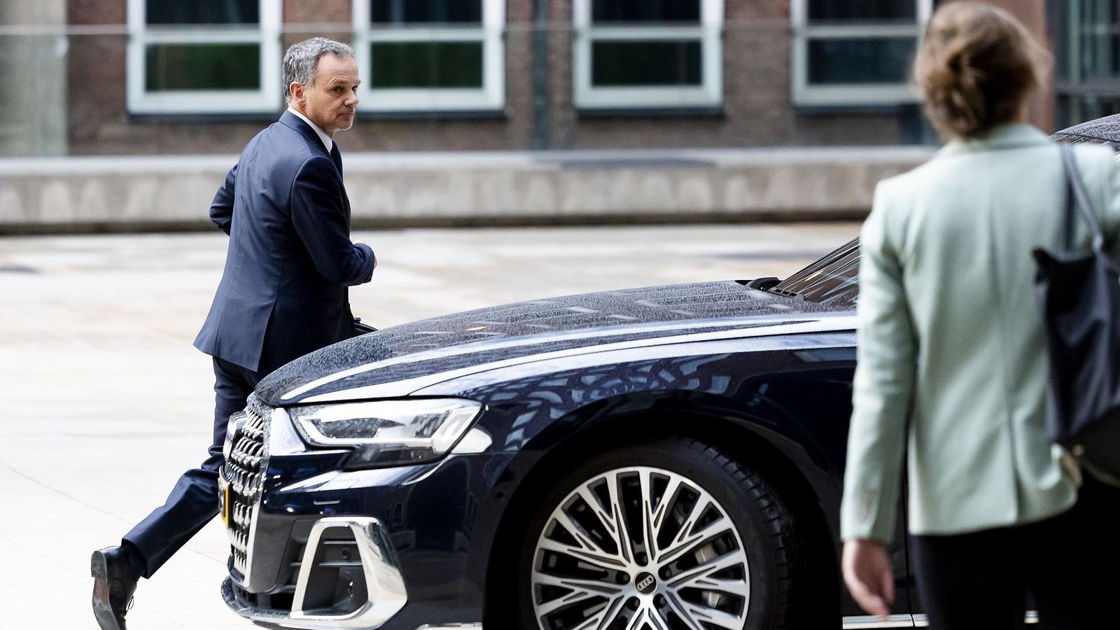 Hollannin ulkoministeri Caspar Veldkamp poistumassa hallituksen kokouksesta 22.8.2025