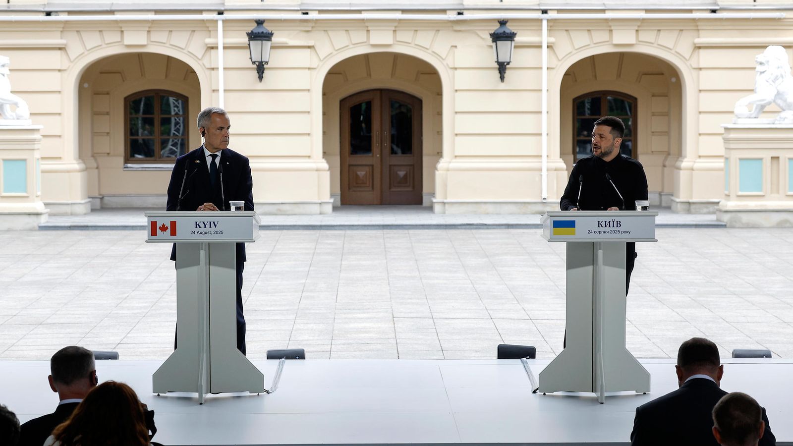 Volodymyr Zelensky ja Mark Carney lehdistötilaisuudessa 24.8.2025