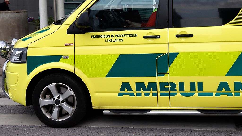 Kaksi autoa ohitti linja-autoa yhtä aikaa Kärsämäellä – molemmat ojaan