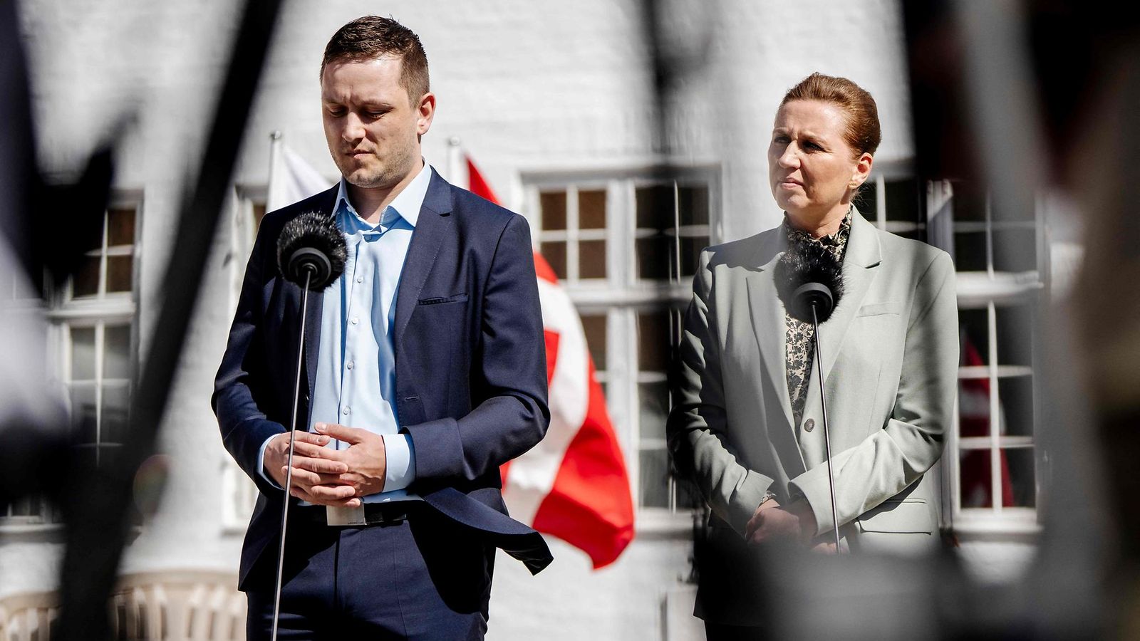 Grönlannin pääministeri Jens-Frederik Nielsen ja Tanskan pääministeri Mette Frederiksen vakavina lehdistötilaisuudessa.