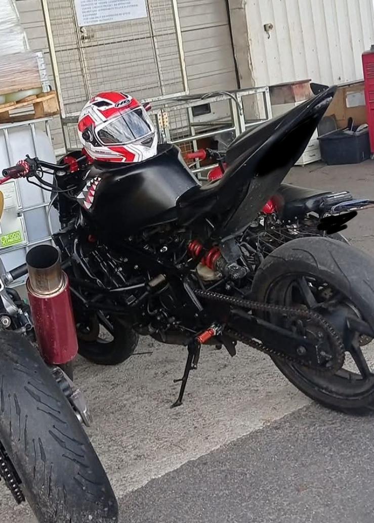 Musta Honda CBR 600 moottoripyörä vuosimallia 1991 varastettiin torstain ja perjantain välisenä yönä 21.–22.8. kerrostalon pihasta.
