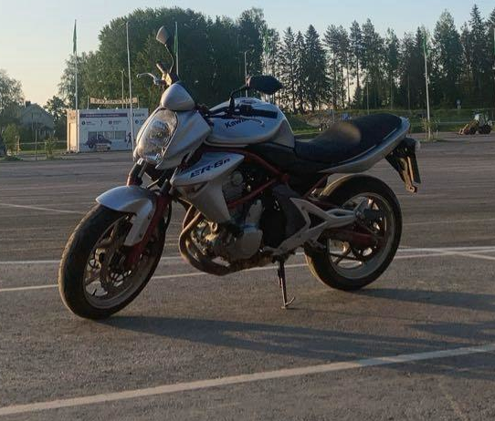 Harmaa tai musta Kawasaki ER-6 moottoripyörä vuosimalli 2007 varastettiin torstain ja perjantain välisenä yönä 21.–22.8. kerrostalon pihasta.