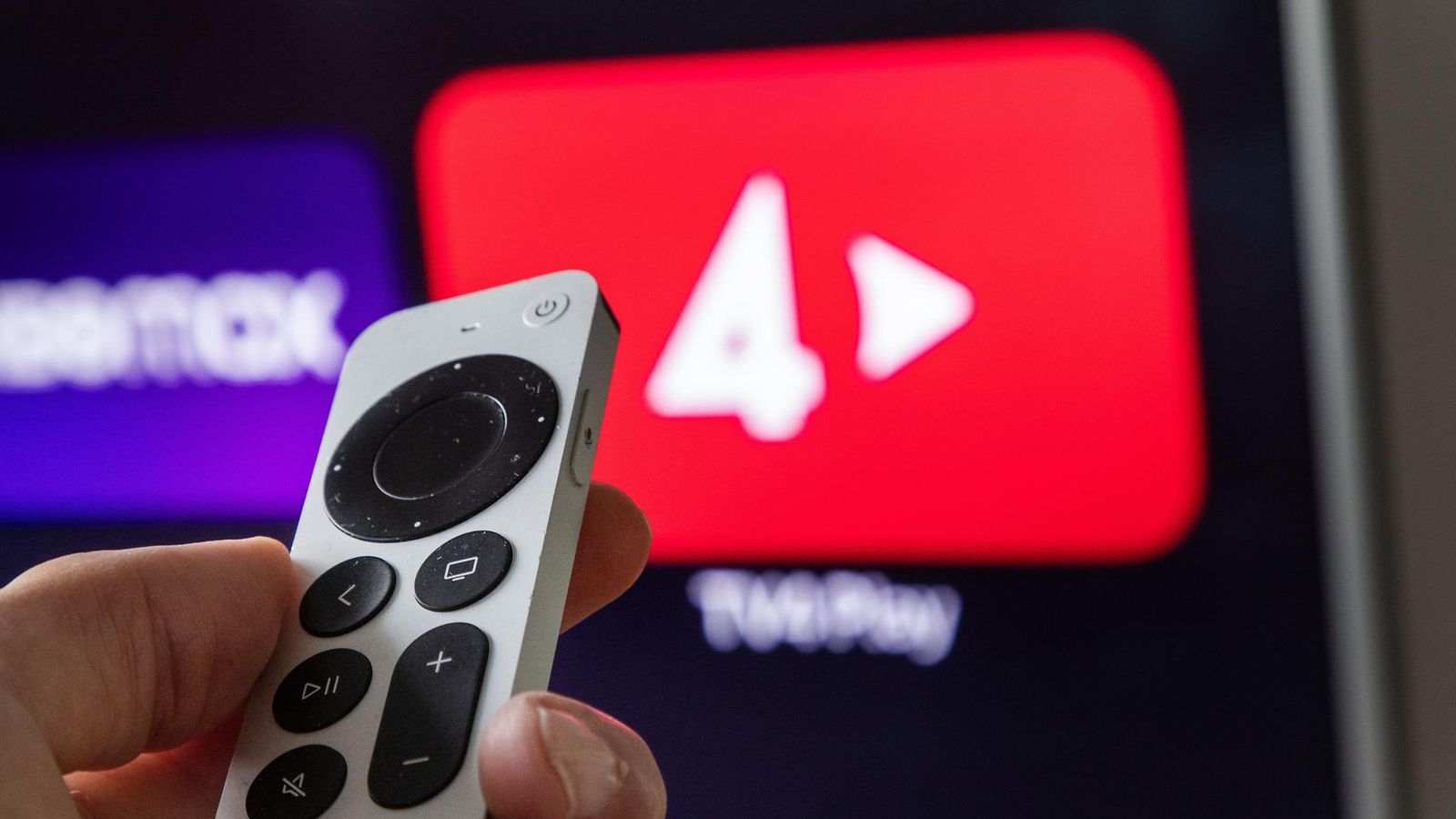 AOP TV4:n logo ja kaukosäädin.