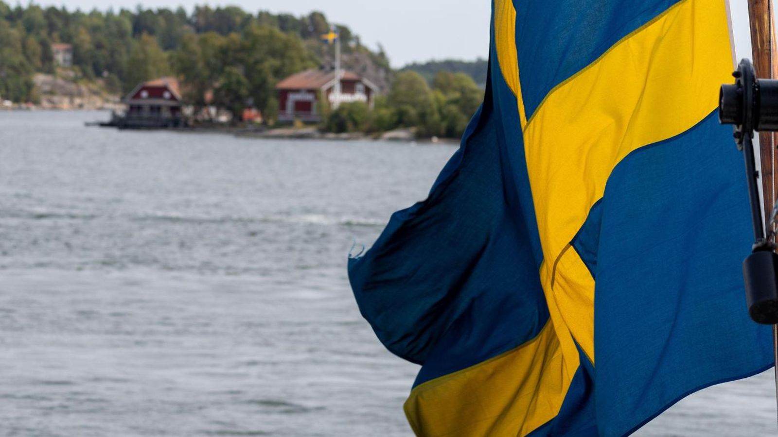 AOP Ruotsin lippu ja meri.