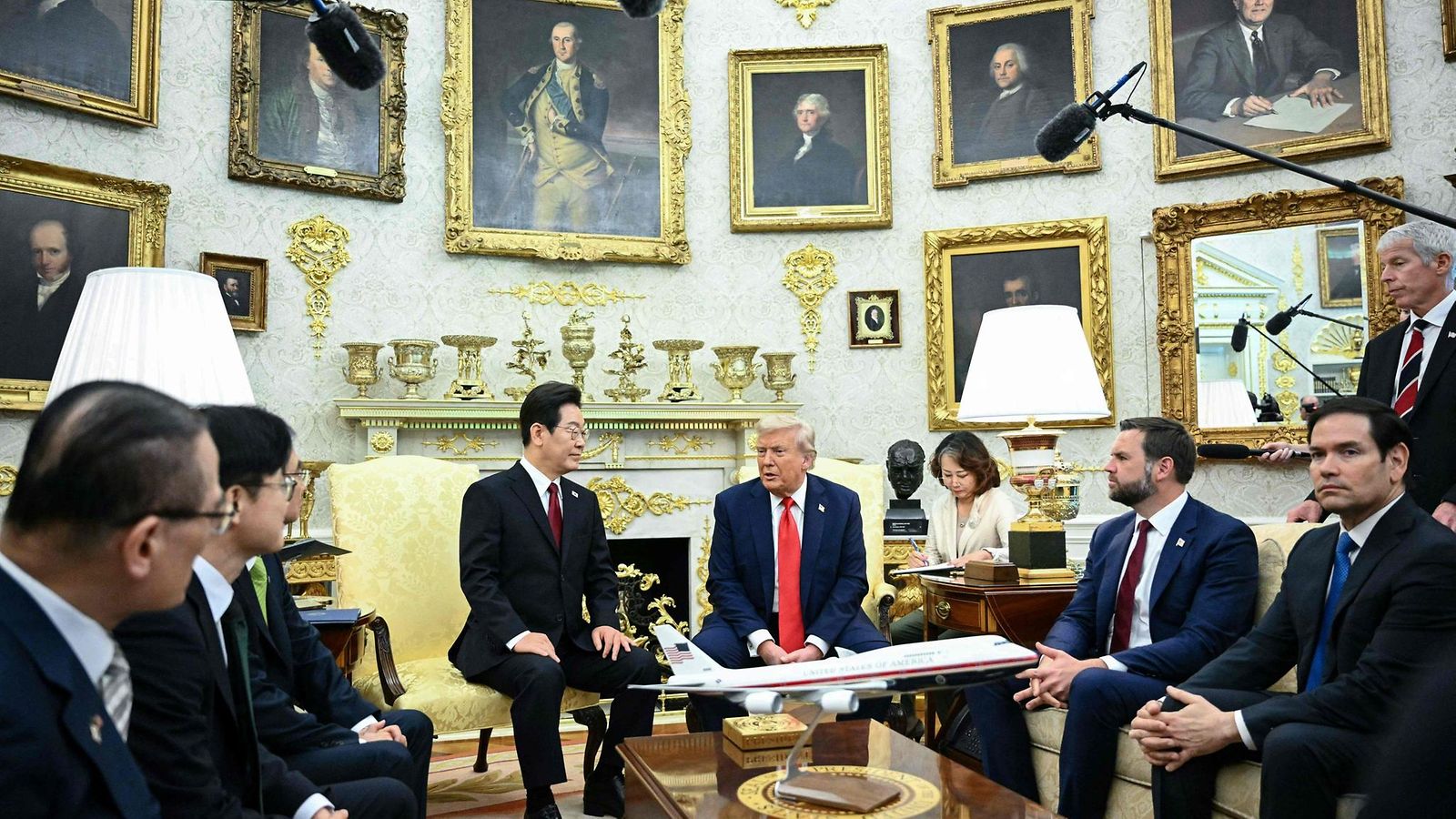 Trump ja Etelä-Korean presidentti Oval Officessa 25. elokuuta 2025